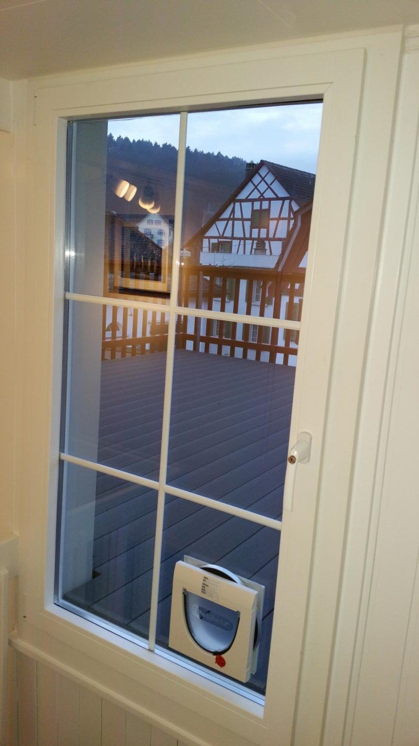 Katzenklappe in einer Fensterfüllung