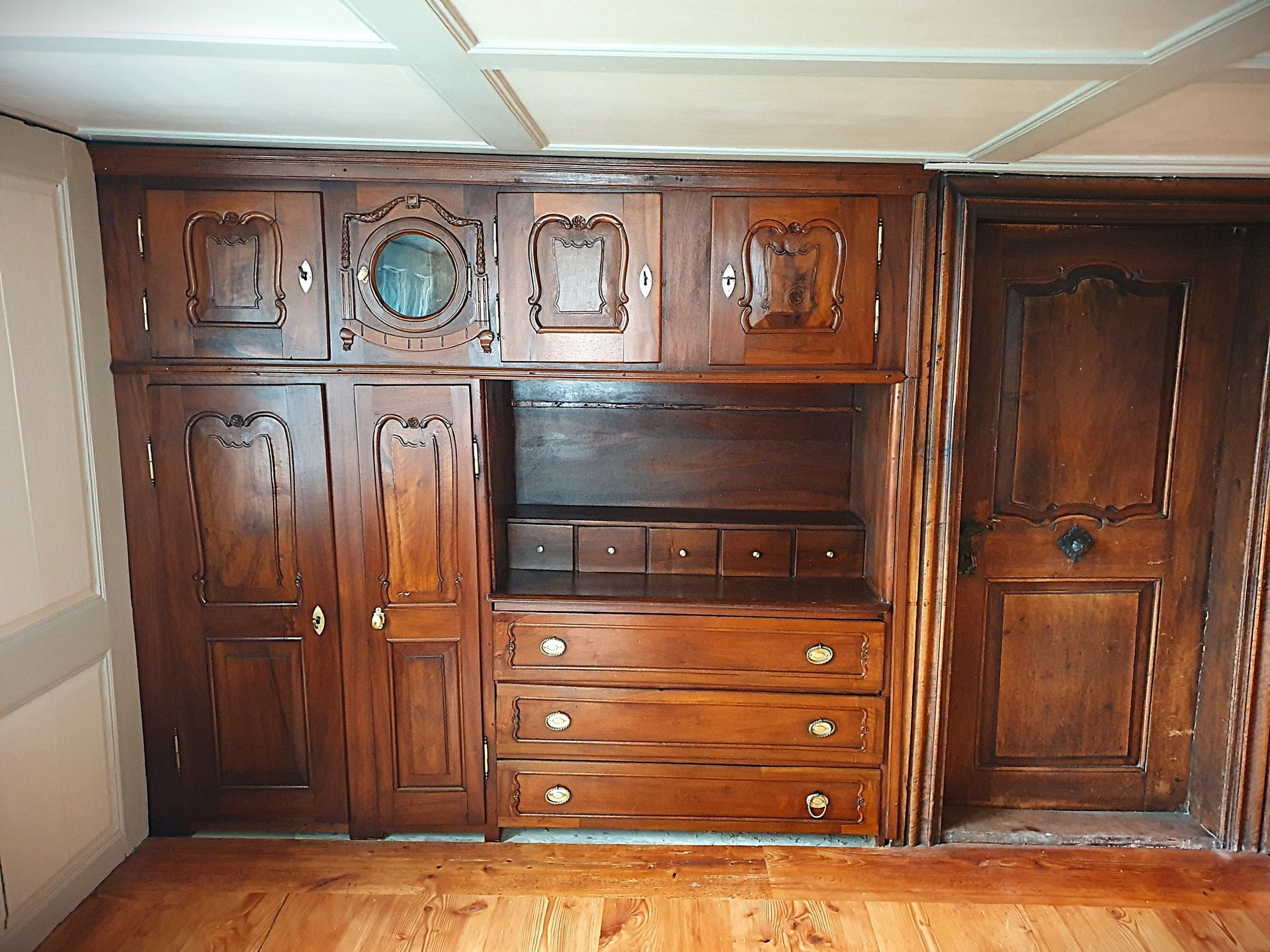 Restaurierter geschnitzter Wandschrank mit Bullaugentür und Schubladen