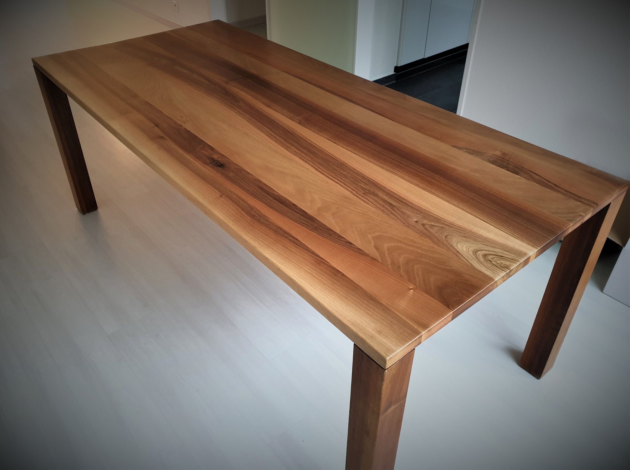Schmaler Tisch aus Nussbaum mit kräftiger Maserung